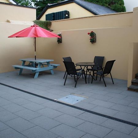 Luxury Townhouse -Free Private Parking- 2 Bedrooms Both En-Suite -Sleeps 5 - Fully Equipped Kitchen, Dining Room- Living Room With Tv Dvd Outside Courtyard With Seating - Fast Wi-Fi- 2-Minute Walk To Town Centre Killarney Buitenkant foto