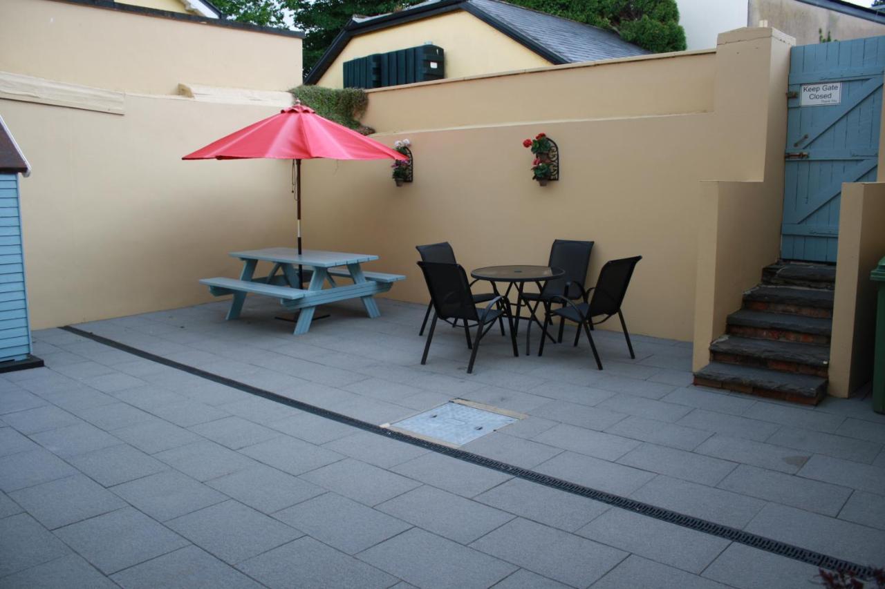 Luxury Townhouse -Free Private Parking- 2 Bedrooms Both En-Suite -Sleeps 5 - Fully Equipped Kitchen, Dining Room- Living Room With Tv Dvd Outside Courtyard With Seating - Fast Wi-Fi- 2-Minute Walk To Town Centre Killarney Buitenkant foto