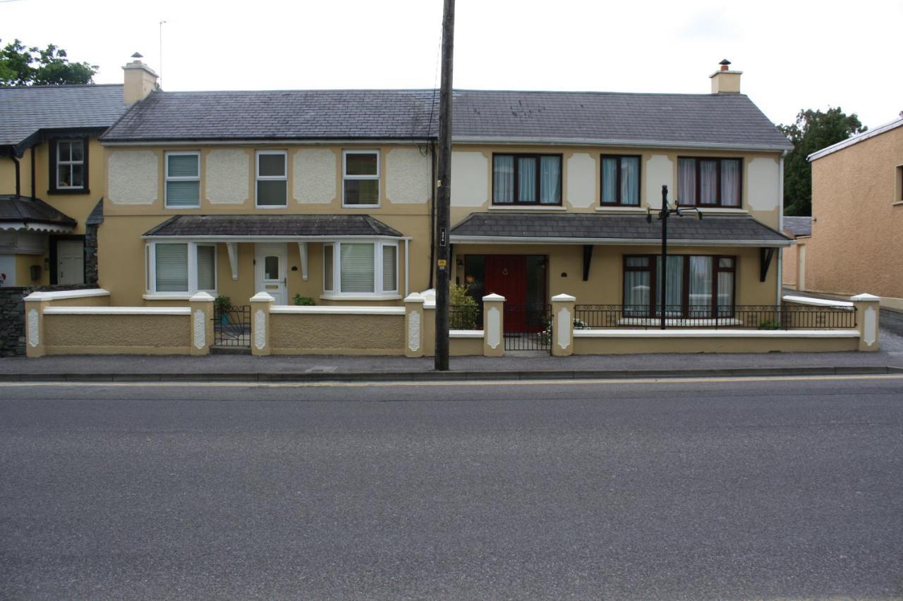 Luxury Townhouse -Free Private Parking- 2 Bedrooms Both En-Suite -Sleeps 5 - Fully Equipped Kitchen, Dining Room- Living Room With Tv Dvd Outside Courtyard With Seating - Fast Wi-Fi- 2-Minute Walk To Town Centre Killarney Buitenkant foto