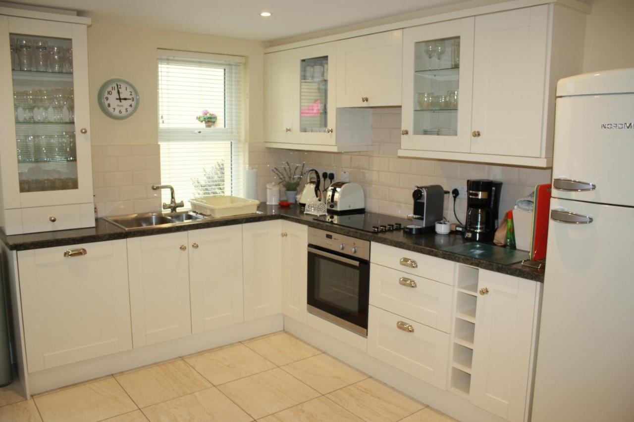 Luxury Townhouse -Free Private Parking- 2 Bedrooms Both En-Suite -Sleeps 5 - Fully Equipped Kitchen, Dining Room- Living Room With Tv Dvd Outside Courtyard With Seating - Fast Wi-Fi- 2-Minute Walk To Town Centre Killarney Buitenkant foto
