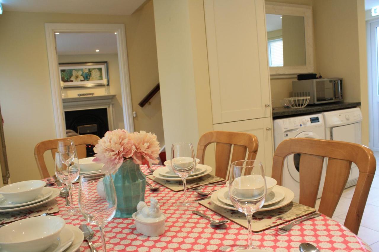 Luxury Townhouse -Free Private Parking- 2 Bedrooms Both En-Suite -Sleeps 5 - Fully Equipped Kitchen, Dining Room- Living Room With Tv Dvd Outside Courtyard With Seating - Fast Wi-Fi- 2-Minute Walk To Town Centre Killarney Buitenkant foto