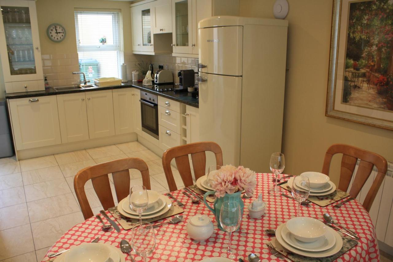 Luxury Townhouse -Free Private Parking- 2 Bedrooms Both En-Suite -Sleeps 5 - Fully Equipped Kitchen, Dining Room- Living Room With Tv Dvd Outside Courtyard With Seating - Fast Wi-Fi- 2-Minute Walk To Town Centre Killarney Buitenkant foto