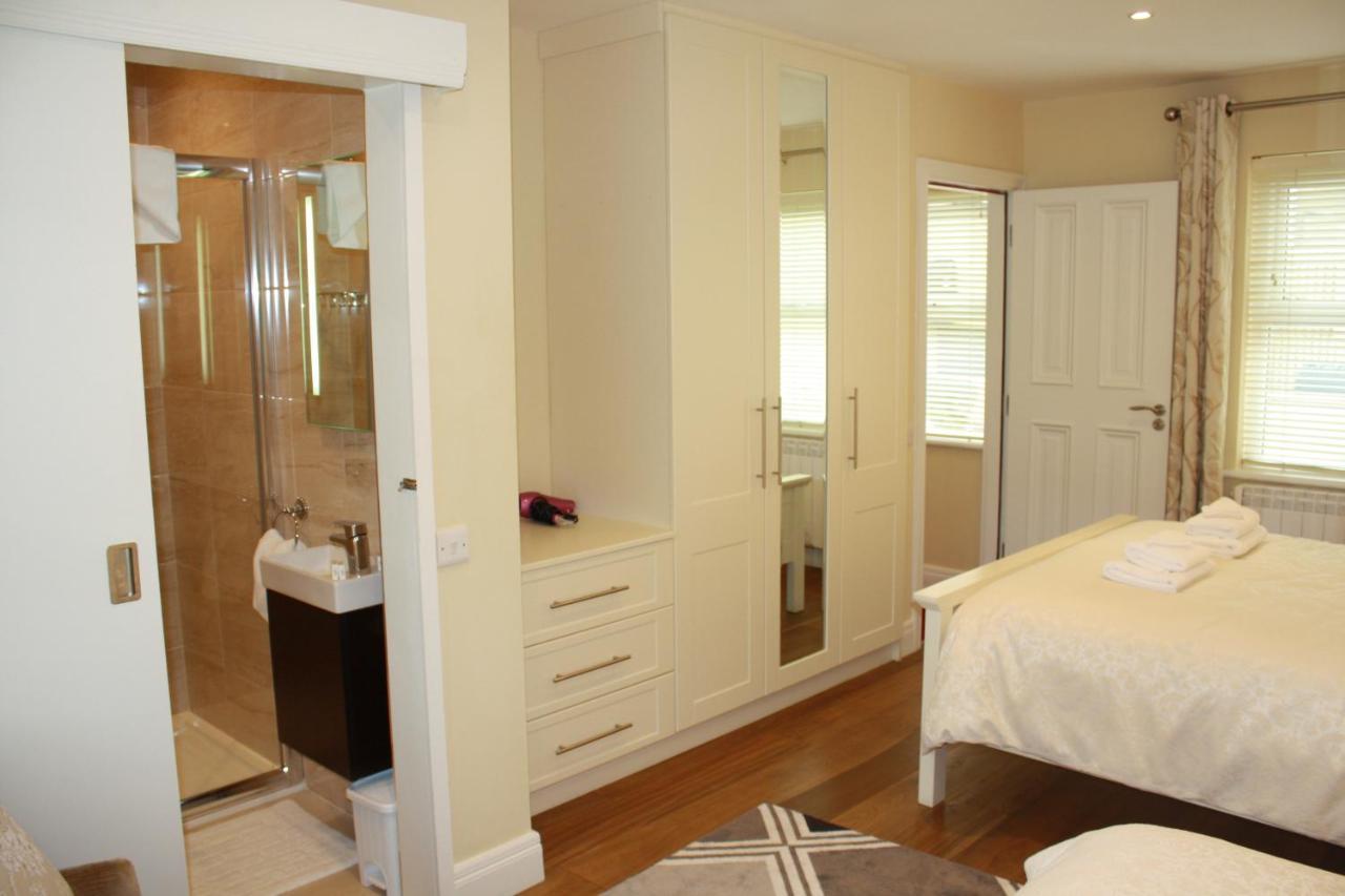 Luxury Townhouse -Free Private Parking- 2 Bedrooms Both En-Suite -Sleeps 5 - Fully Equipped Kitchen, Dining Room- Living Room With Tv Dvd Outside Courtyard With Seating - Fast Wi-Fi- 2-Minute Walk To Town Centre Killarney Buitenkant foto