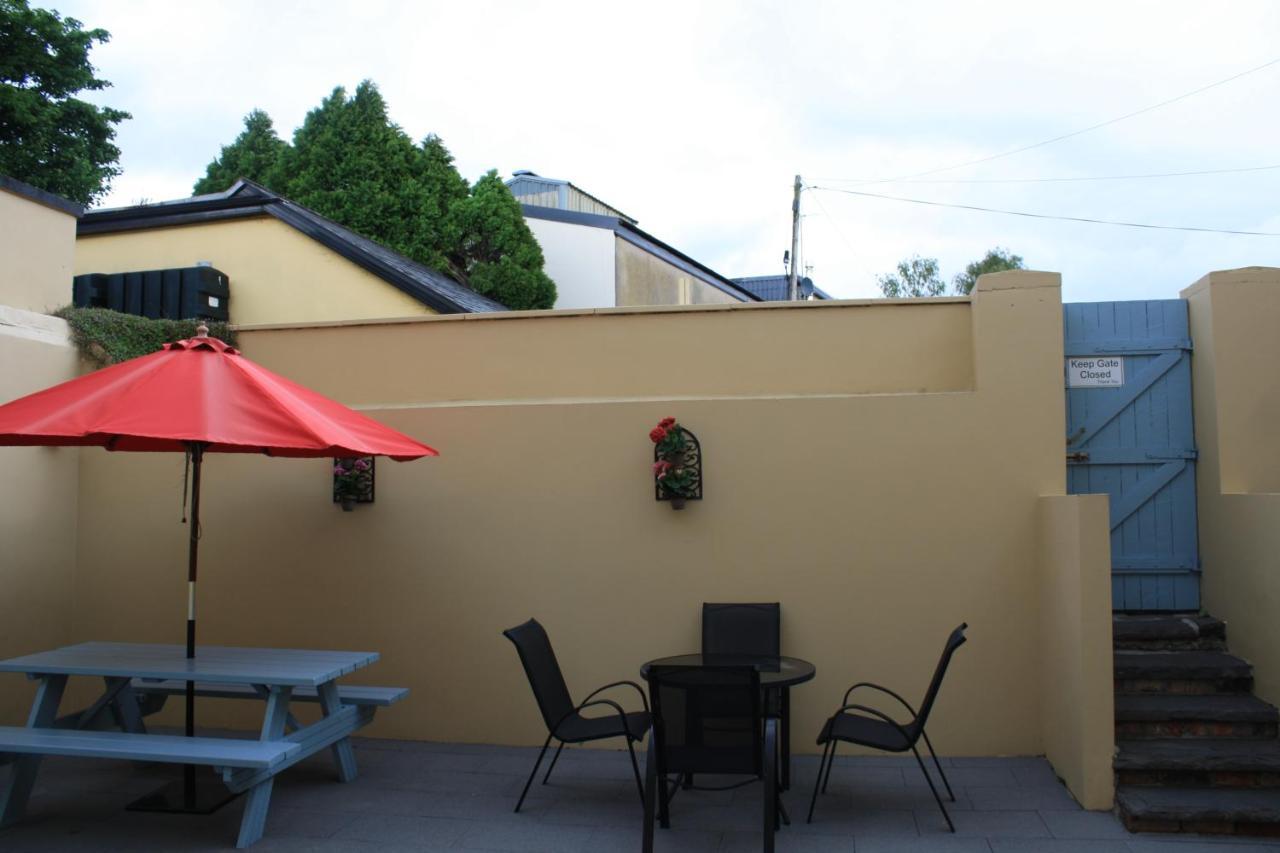 Luxury Townhouse -Free Private Parking- 2 Bedrooms Both En-Suite -Sleeps 5 - Fully Equipped Kitchen, Dining Room- Living Room With Tv Dvd Outside Courtyard With Seating - Fast Wi-Fi- 2-Minute Walk To Town Centre Killarney Buitenkant foto