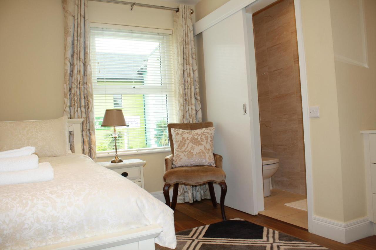 Luxury Townhouse -Free Private Parking- 2 Bedrooms Both En-Suite -Sleeps 5 - Fully Equipped Kitchen, Dining Room- Living Room With Tv Dvd Outside Courtyard With Seating - Fast Wi-Fi- 2-Minute Walk To Town Centre Killarney Buitenkant foto