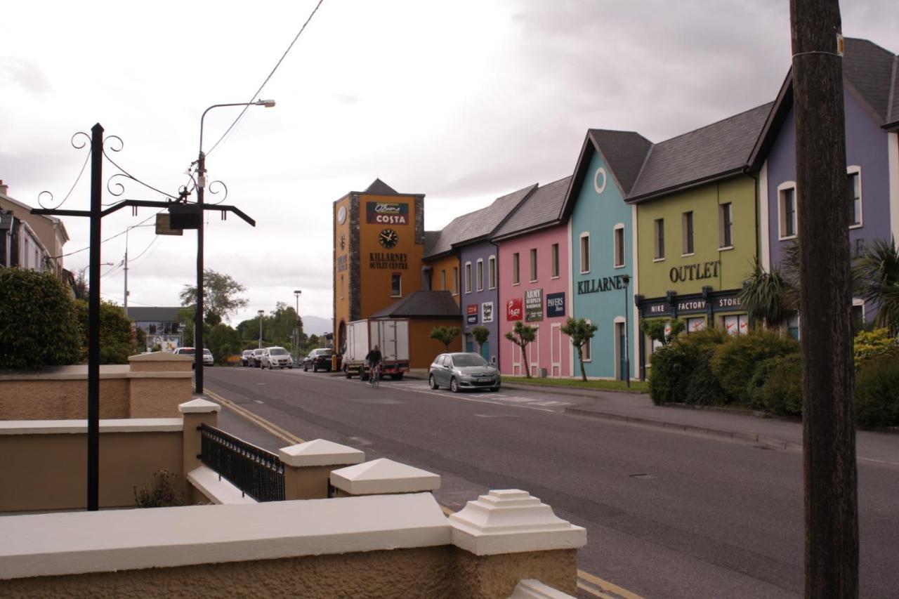 Luxury Townhouse -Free Private Parking- 2 Bedrooms Both En-Suite -Sleeps 5 - Fully Equipped Kitchen, Dining Room- Living Room With Tv Dvd Outside Courtyard With Seating - Fast Wi-Fi- 2-Minute Walk To Town Centre Killarney Buitenkant foto