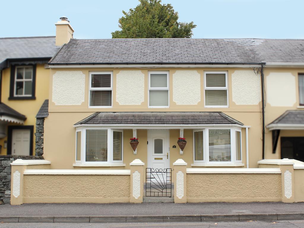 Luxury Townhouse -Free Private Parking- 2 Bedrooms Both En-Suite -Sleeps 5 - Fully Equipped Kitchen, Dining Room- Living Room With Tv Dvd Outside Courtyard With Seating - Fast Wi-Fi- 2-Minute Walk To Town Centre Killarney Buitenkant foto